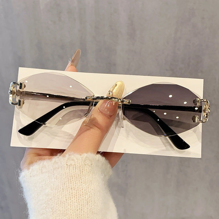 Dame futuristisk solbrille med iøynefallende heksagonalramme og høykvalitets glitrende aksenter Skanto