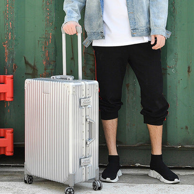 Rugged Multi-Compartment Roller Luggage Skanto