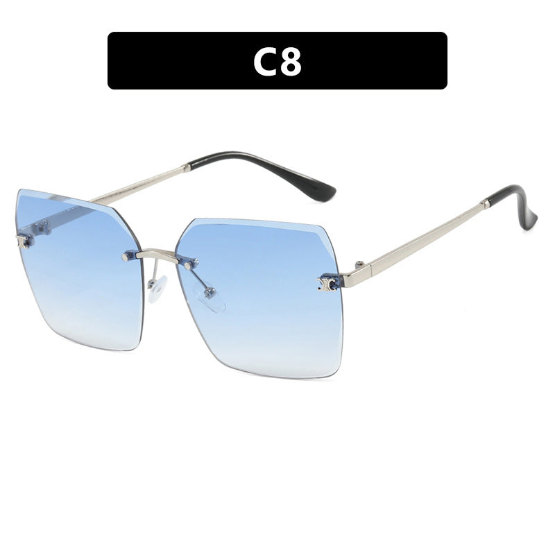 Dame firkantet solbrille i moderne design med filigran metallramme Skanto