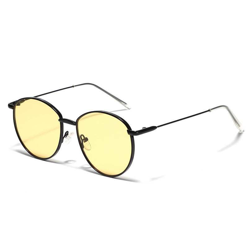 Dame rund solbrille med smal metallramme og polariserte linser Skanto