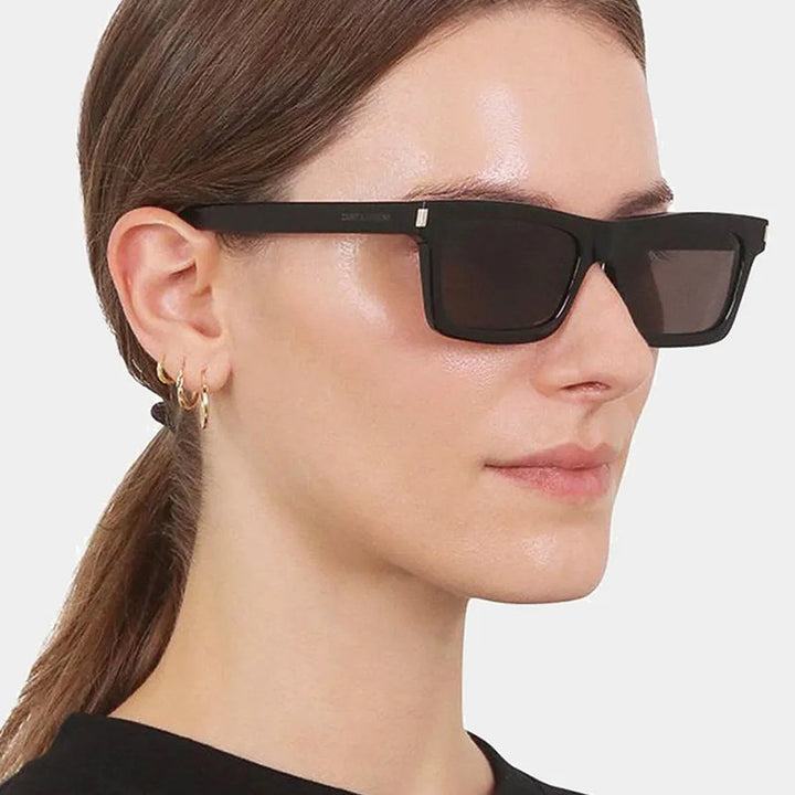 Dame kvadratisk solbrille med transparente linser og stillegant design Skanto