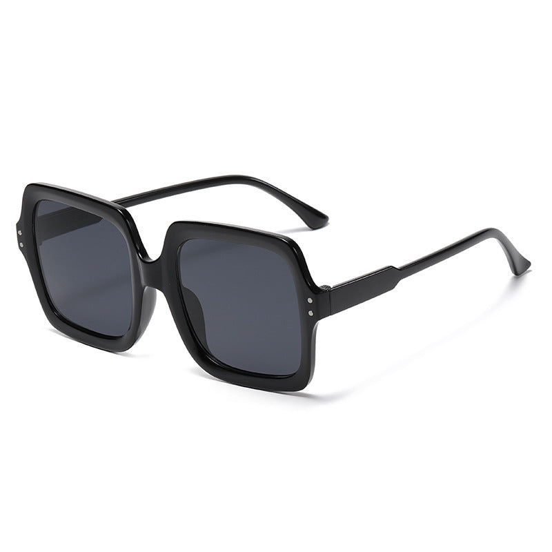 Dame moteriktig kvadratisk solbrille med speilende glass Skanto