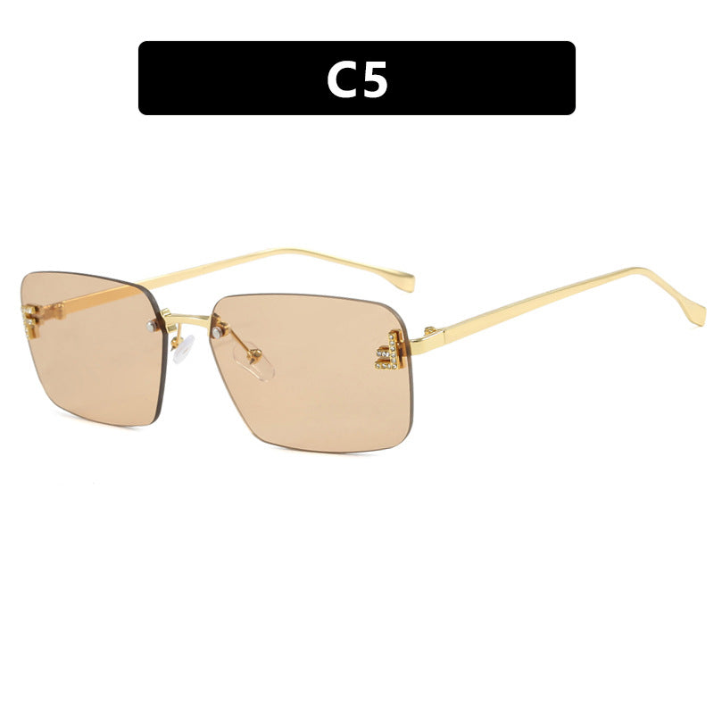 Dame kvadratisk solbrille med elegant gullramme og stilige linser Skanto