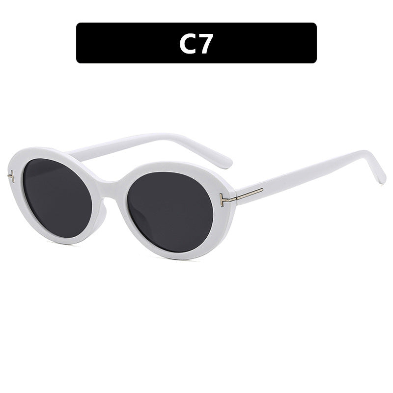 Dame moteriktig solbrille med innovativ oval ramme og UV-beskyttelse Skanto
