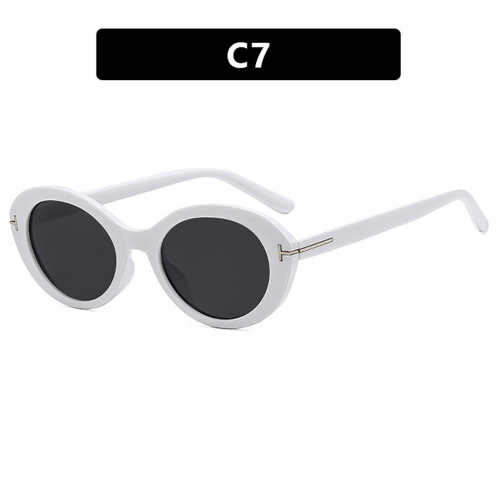 Dame moteriktig solbrille med innovativ oval ramme og UV-beskyttelse Skanto