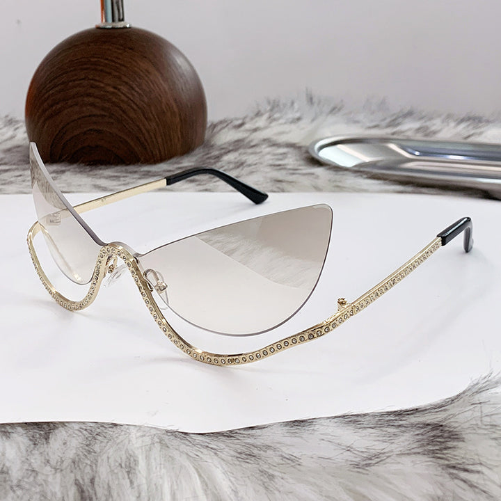 Damer ekstravagant formet Cat-Eye solbrille med glitrende applikasjoner Skanto