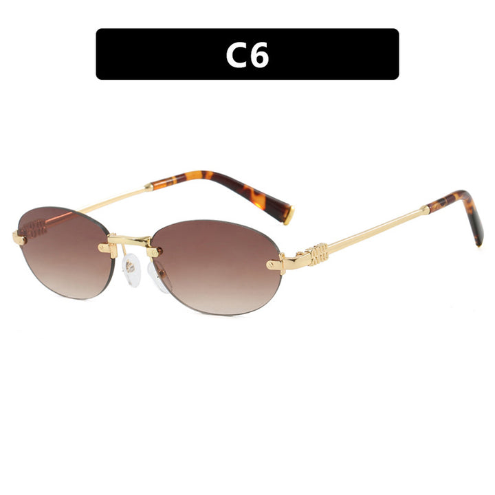 Dame moterimessig solbrille med oval ramme og elegante aksenter Skanto