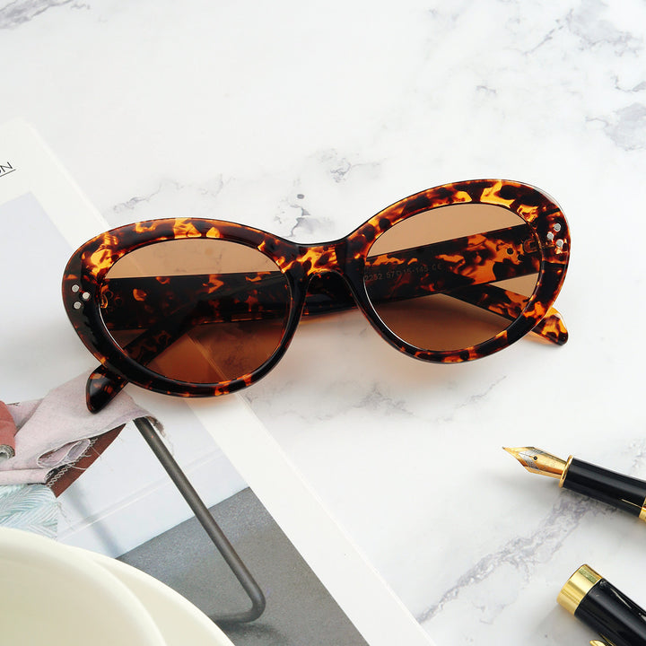 Dame moteriktig oversized solbrille med elegant ramme Skanto