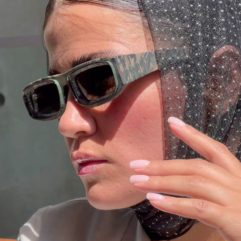 Damer trendy rektangulære solbriller med elegant fargespill Skanto