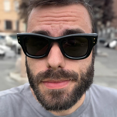 Dame moteriktig solbrille med bred, elegant ramme og beskyttende UV-filter Skanto