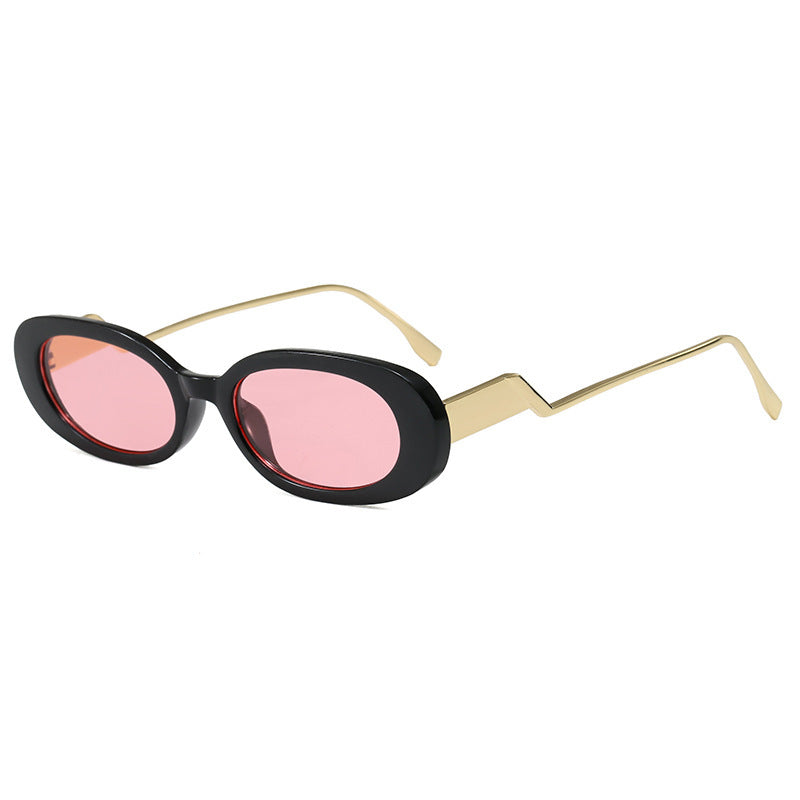 Dame retro-inspirert solbrille med moderne design og markant ramme Skanto