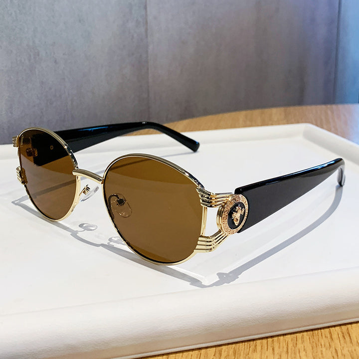 Dame elegant solbrille med luksuriøs metallramme og speilte glass Skanto