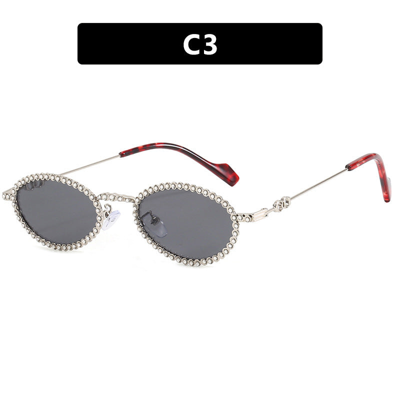 Dame moteriktig solbrille med unik, lekende kant Skanto