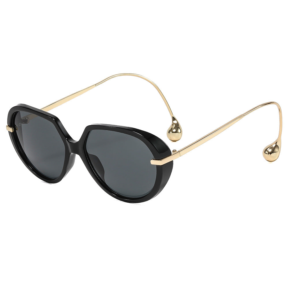 Dame cat-eye solbriller med gyldne detaljer og stilig ramme Skanto