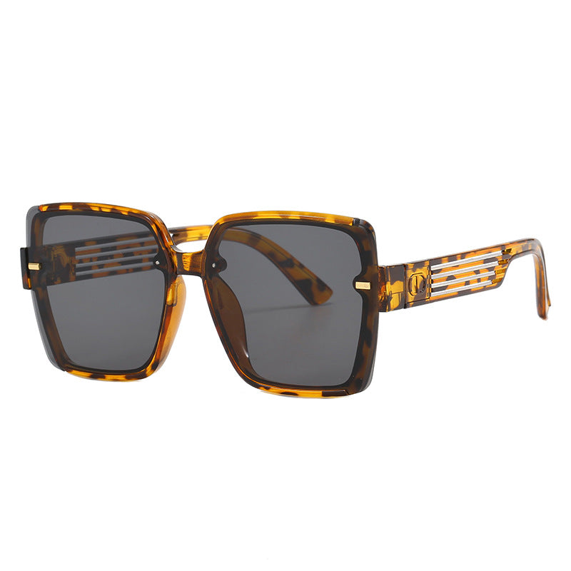 Dame firkantet solbrille med trendy geometrisk design Skanto