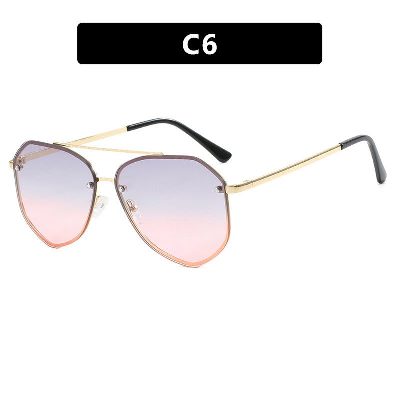 Dame geometrisk solbrille med filigran ramme Skanto