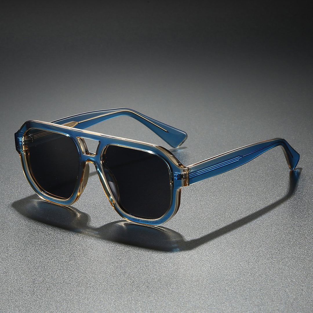 Dame solbrille i moderne urban design med bred kant Skanto