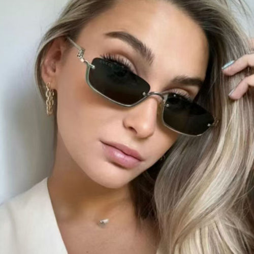 Dame firkantet solbrille med elegant metallramme Skanto