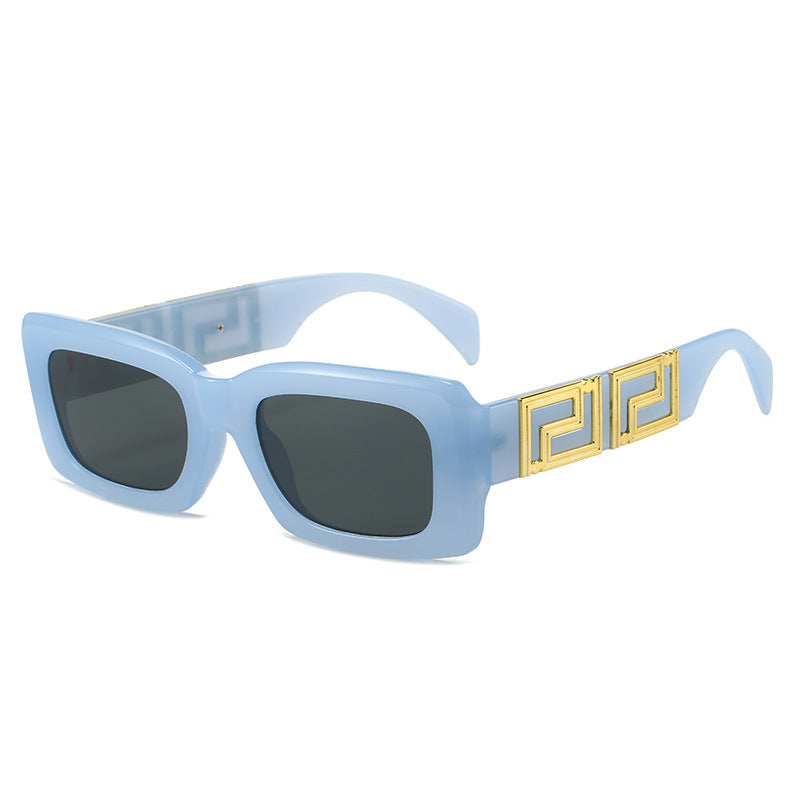 Damer elegant firkantet solbrille med luksuriøs gullaccent Skanto