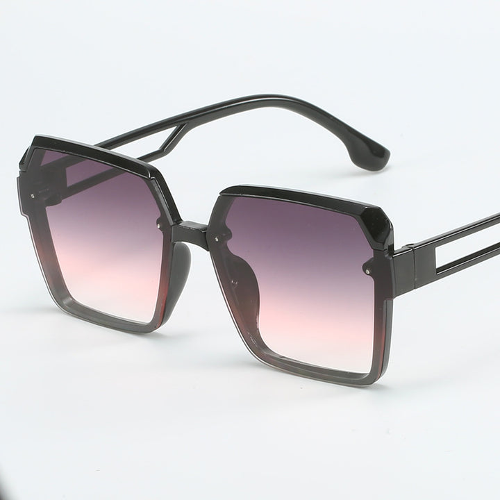 Dame moteriktig kvadratisk solbrille med filigran design Skanto