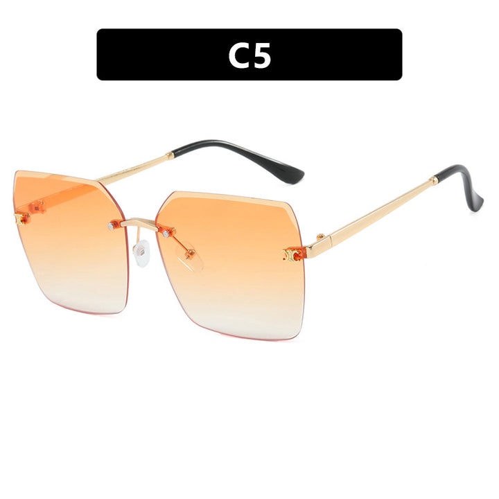 Dame firkantet solbrille i moderne design med filigran metallramme Skanto