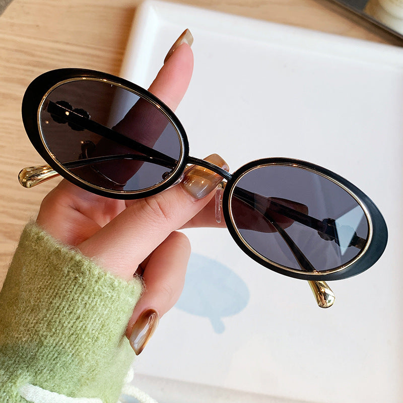 Dame moteriktig solbrille med stilfullt oseanisk design Skanto