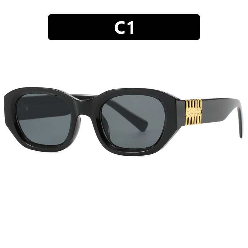 Dame moteriktig solbrille med unikt, geometrisk design og elegante aksenter Skanto