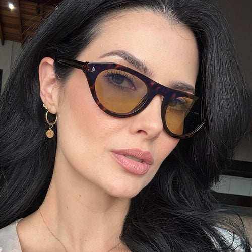 Dames moteriktig solbrille med buet ramme og beskyttende UV-filter Skanto