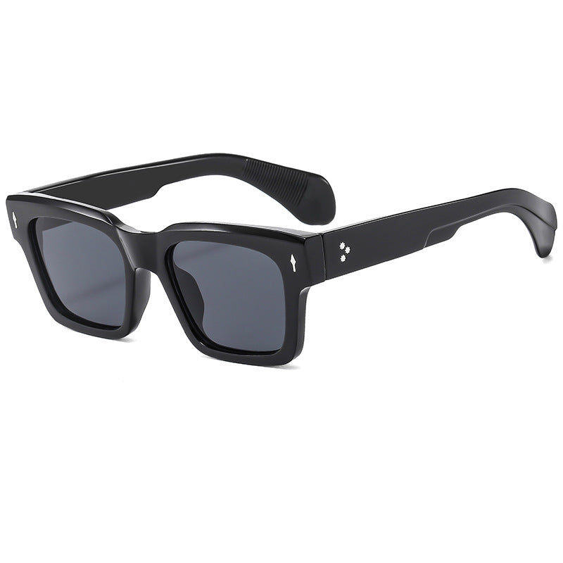 Dame moderiktig solbrille med innovativ ramme Skanto