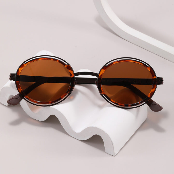 Damer moteriktig rund solbrille med elegant metallramme Skanto