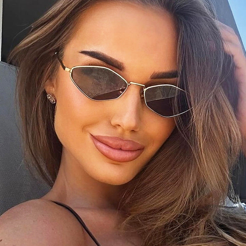 Dame geometrisk solbrille med fin metallramme og UV-beskyttelse Skanto