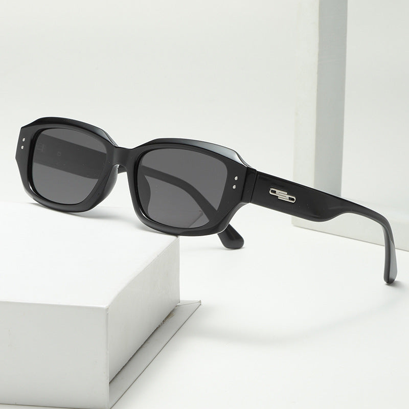 Dame trendy firkantet solbrille med innovativ gjennomsiktig ramme Skanto