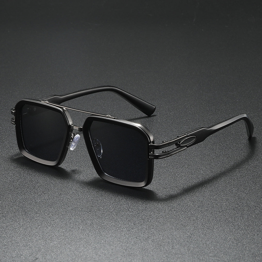 Dame moteriktig solbrille i moderne kantet design Skanto