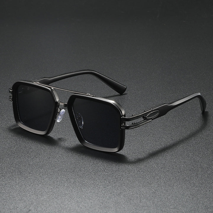 Dame moteriktig solbrille i moderne kantet design Skanto