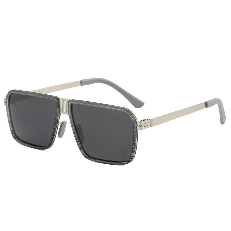 Dame moteriktig solbrille i moderne, firkantet design Skanto