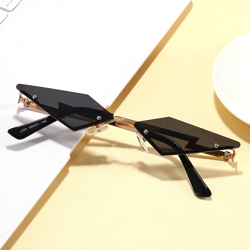 Dame geometrisk designer solbrille med innovativ ramme Skanto