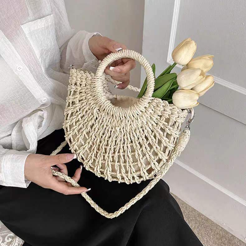 Håndlaget kurvveske med lekent design Skanto