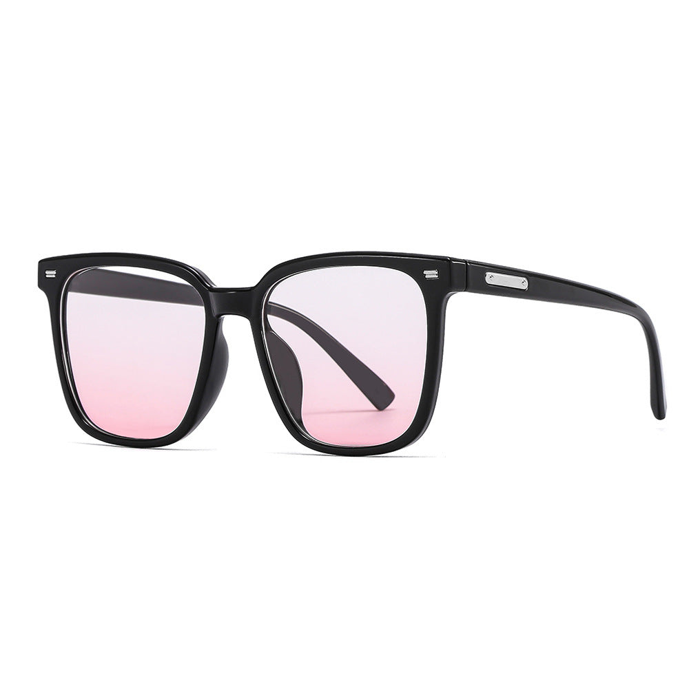 Dame designer solbrille i avslappet stilfull ramme Skanto