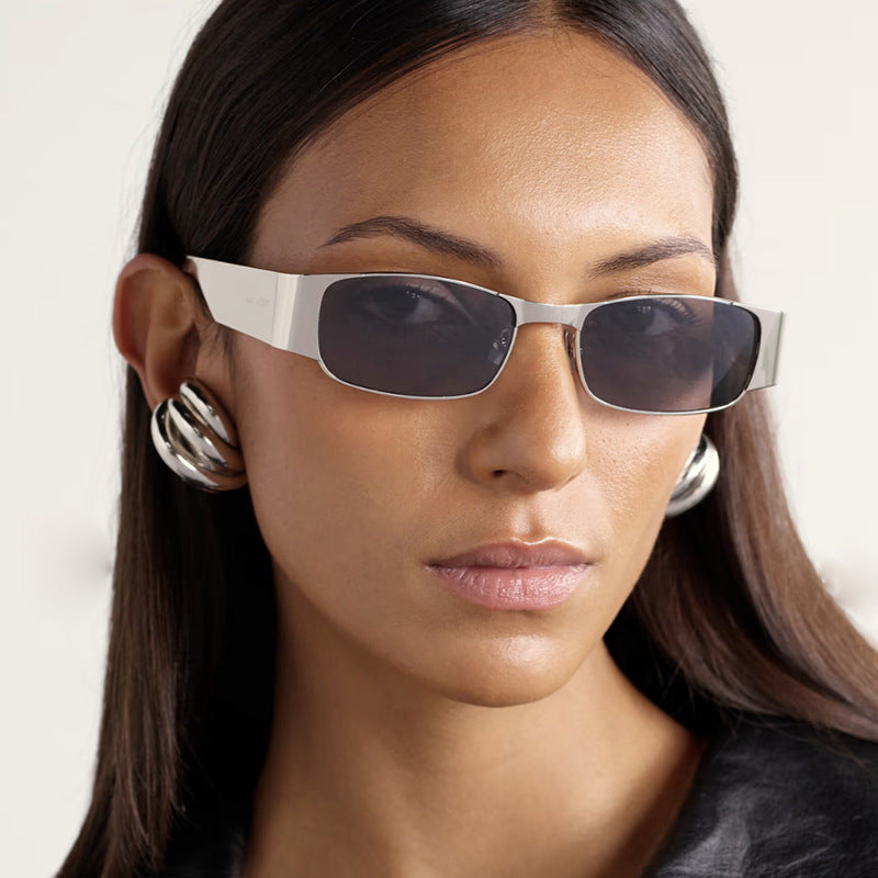 Dame moteriktig rektangulær solbrille med elegante glass Skanto