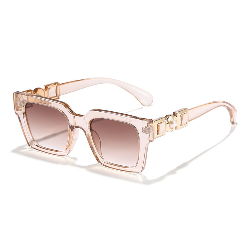 Dame moteriktig solbrille med glamorøst ramme Skanto