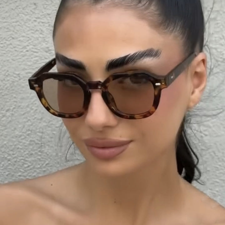 Dame solbrille i moderne design med polariserte linser Skanto
