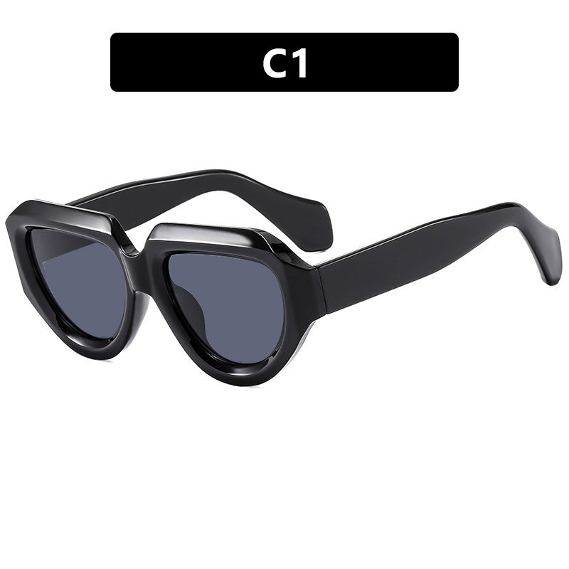 Dame moteriktig solbrille med unik, kvadratisk ramme Skanto