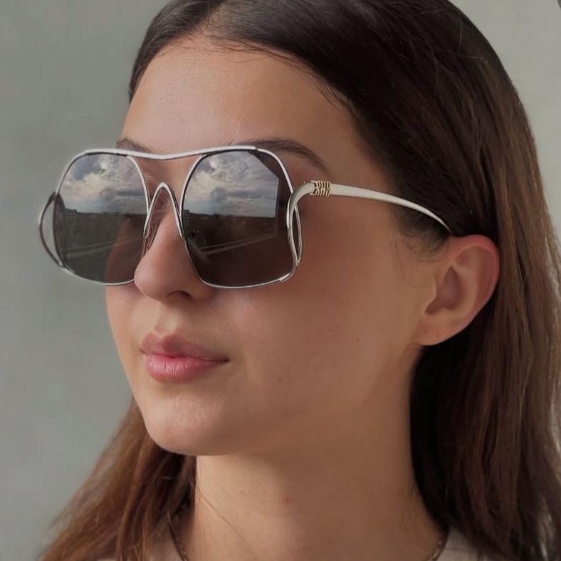 Dame geometrisk solbrille med smal metallramme og brune glass Skanto