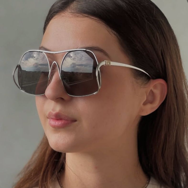 Dame geometrisk solbrille med smal metallramme og brune glass Skanto