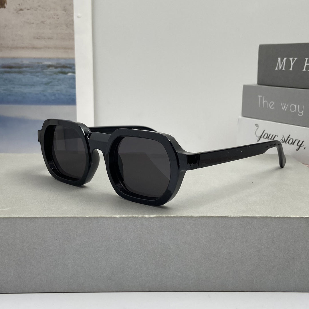 Dame moteriktig solbrille i moderne design med bred ramme Skanto