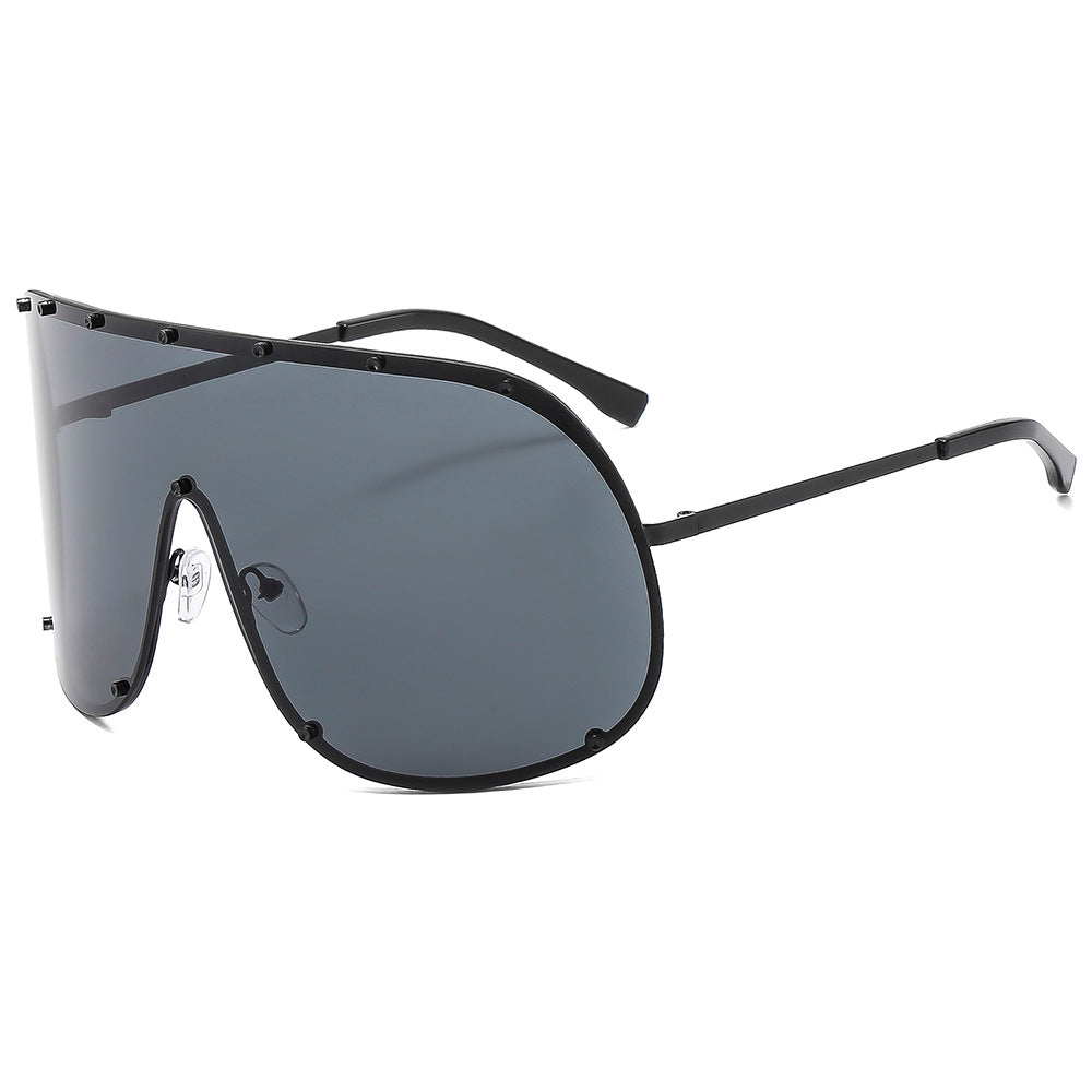 Damer futuristisk solbrille med stor ramme og innovativ design Skanto