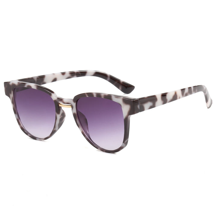 Dame solbrille i moteriktig cat-eye stil Skanto