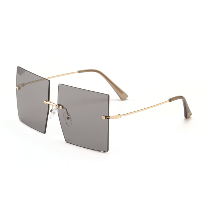 Dame moteriktig kvadratisk solbrille med brede glass og filigran metallramme Skanto