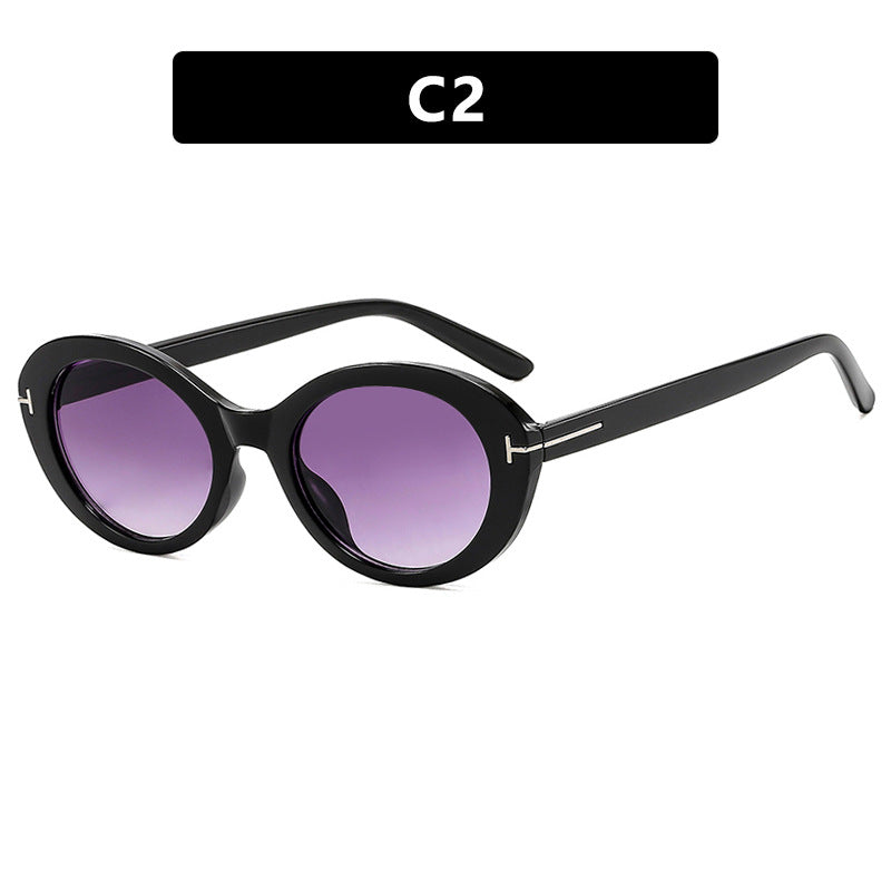 Dame moteriktig solbrille med innovativ oval ramme og UV-beskyttelse Skanto