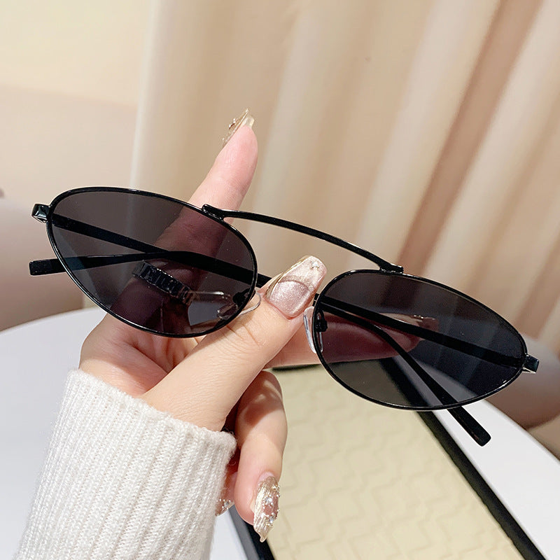 Dame modische solbrille i elegant ovaldesign Skanto
